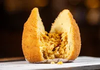 De simples salgado a iguaria gourmet, a coxinha é um ícone nacional
