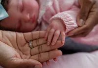 Donos de bebês reborn podem pagar caro por levar bonecos em hospital