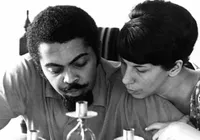 Em velório de Nana Caymmi, Gilberto Gil beija corpo da ex-esposa imagem