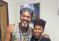 Emocionado, Carlinhos Brown elogia Wanda Chase: “uma grande ativista" imagem