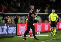 Entre feitos e desafios, Thiago Carpini completa um ano no Vitória imagem