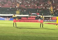 Ex-meia Jackson recebe homenagem no Barradão após superar AVC imagem