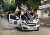 Grupo de encapuzados vandaliza carros e ruas no interior da Bahia imagem
