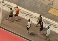 Homem tem corrente furtada na orla de Salvador; veja vídeo imagem