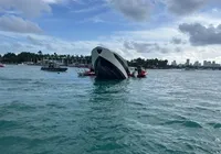 Iate naufraga e mais de 30 pessoas são resgatadas em Miami imagem