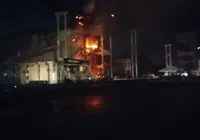 Incêndio atinge galpão no Porto de Aratu imagem