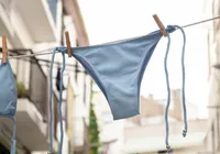 Lavar roupas íntimas no chuveiro faz mal? Saiba forma correta