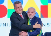 Lula ganha camisa de time baiano e posa para foto; confira imagem