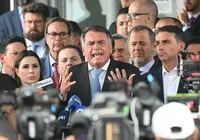 Após ameaça de prisão, Bolsonaro se nega a falar com imprensa