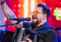 Marrone bate a cabeça ao cair durante show; saiba detalhes imagem