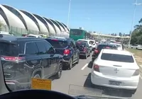 Motoristas por app fazem manifestação na Paralela após morte de colega imagem