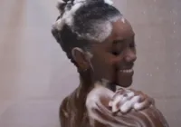 Muitos banhos pode ser ruim para a saúde? Veja o que diz dermatologia imagem
