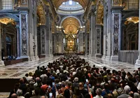 Multidão se despede do papa Francisco na Basílica de São Pedro imagem