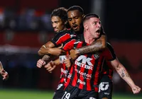 Na raça! Vitória supera expulsão e vence o Vasco de virada no Barradão imagem