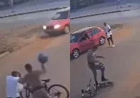PM agride e pisoteia bicicleta de ciclista em acidente de trânsito imagem