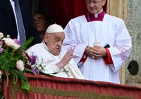 Papa Francisco aparece no Domingo de Páscoa para dar a bênção a fiéis imagem