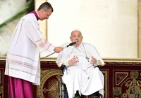 Papa Francisco faz nova aparição surpresa no Vaticano imagem