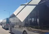 Placa do Aeroporto de Salvador cai sobre ônibus; Veja vídeo: imagem
