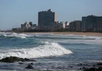 Praias impróprias: saiba quais os riscos de banho no mar contaminado imagem