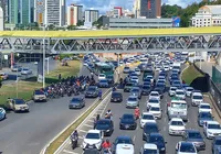 Protesto congestiona trânsito na Ligação Iguatemi-Paralela em Salvador imagem