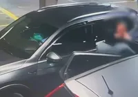 Homem é morto após sequestrar mulher em estacionamento de loja imagem