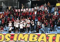 Torcida do Vitória faz homenagem a Pepe Mujica no Estádio Centenário