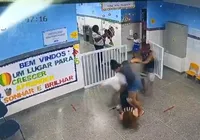 VÍDEO: Mãe de aluna agride diretora de escola em Salvador imagem