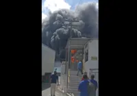 VÍDEO: incêndio de grandes proporções atinge galpão em Simões Filho imagem