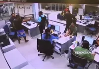 Veja momento em que segurança atira contra cliente em agência bancária imagem