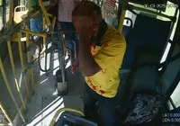 Veja momento que rodoviário é esfaqueado em ônibus: "Não queria morrer" imagem