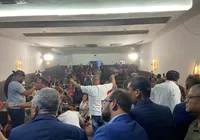 Vereadores de Salvador são agredidos em confusão durante votação; veja imagem