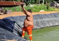 Vídeo: Homem fica preso em lagoa e só consegue sair com reboque