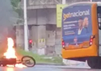 Vídeo: Motocicleta explode após colisão com micro-ônibus no Lobato