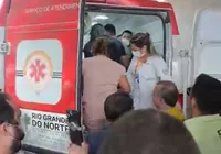 Vídeo: apoiadores rezam Pai Nosso ao ver Bolsonaro em ambulância imagem