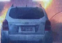 Vídeo: carro pega fogo em via movimentada de Salvador imagem