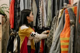 Brechós e boas práticas: saiba como você pode reduzir o impacto da indústria da moda - Imagem