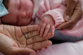 Donos de bebês reborn podem pagar caro por levar bonecos em hospital - Imagem