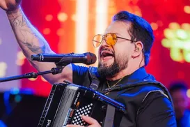 Marrone bate a cabeça ao cair durante show; saiba detalhes - Imagem