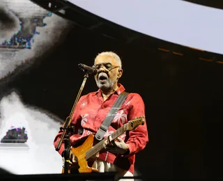 Chico Buarque "participa" de show de Gilberto Gil em Salvador e relembra ditadura