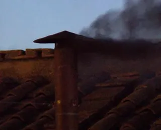 Conclave: fumaça preta é vista e papa ainda não foi escolhido