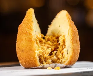 De simples salgado a iguaria gourmet, a coxinha é um ícone nacional
