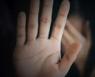 Homem finge ser pastor, faz oração para a família e estupra criança