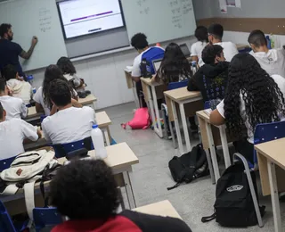 Professor pede demissão após aula sobre mitologia gerar crise