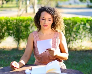 Jornalista Josy Miranda lança livro de cartas e estreia como cantora