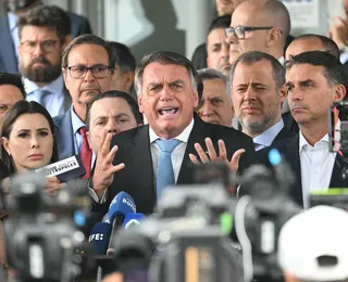Após ameaça de prisão, Bolsonaro se nega a falar com imprensa