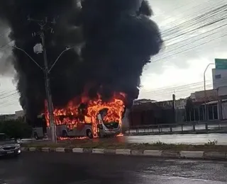 Ônibus BRT pega fogo em frente a shopping de Feira de Santana