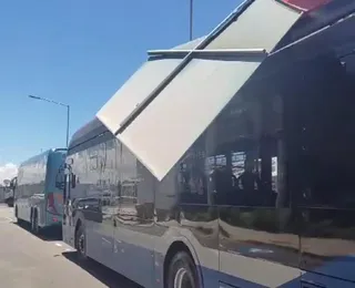 Placa do Aeroporto de Salvador cai sobre ônibus; Veja vídeo: