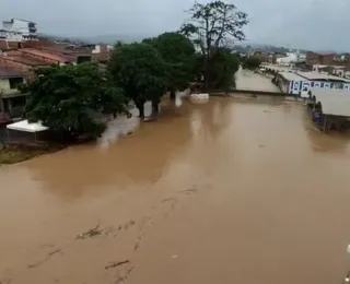 Rio transborda e famílias ficam desabrigadas em Santo Amaro