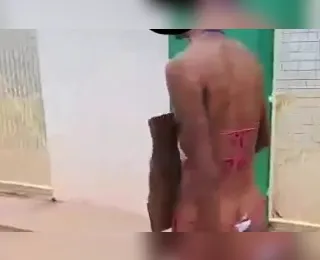 Suspeito de roubo é obrigado a usar calcinha fio-dental em Salvador; assista
