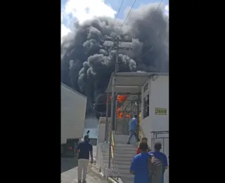 VÍDEO: incêndio de grandes proporções atinge galpão em Simões Filho